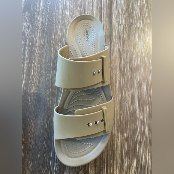 CROCS Wedge Sandals “Brooklyn Buckle”. - Picture 5 of 5